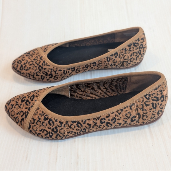 TOMS Women's Tan and Black Leopard Flats Size 6 - Picture 4 of 8